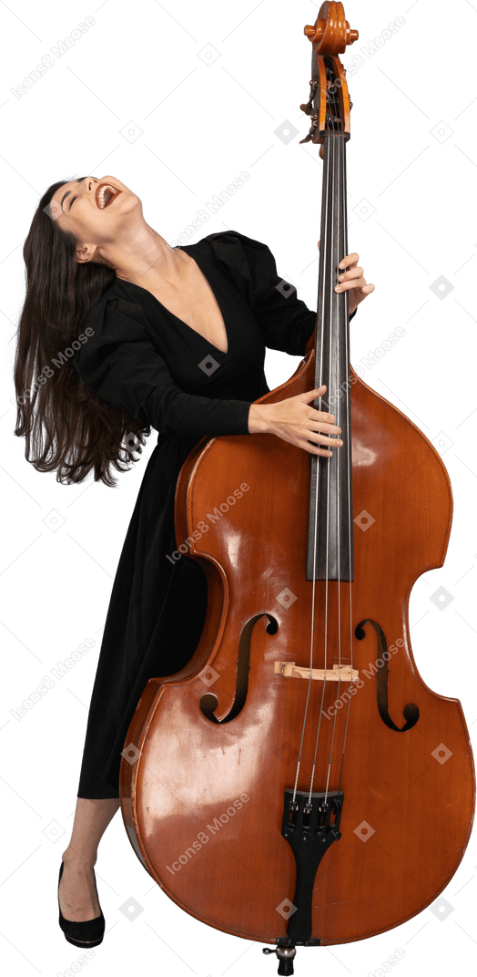 一个笑的年轻女子，穿着黑色连衣裙演奏双低音向后倾斜的前视图