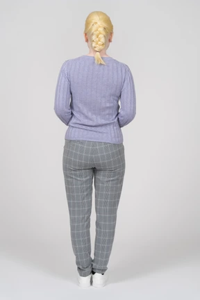 Vista trasera de una mujer joven con ropa informal