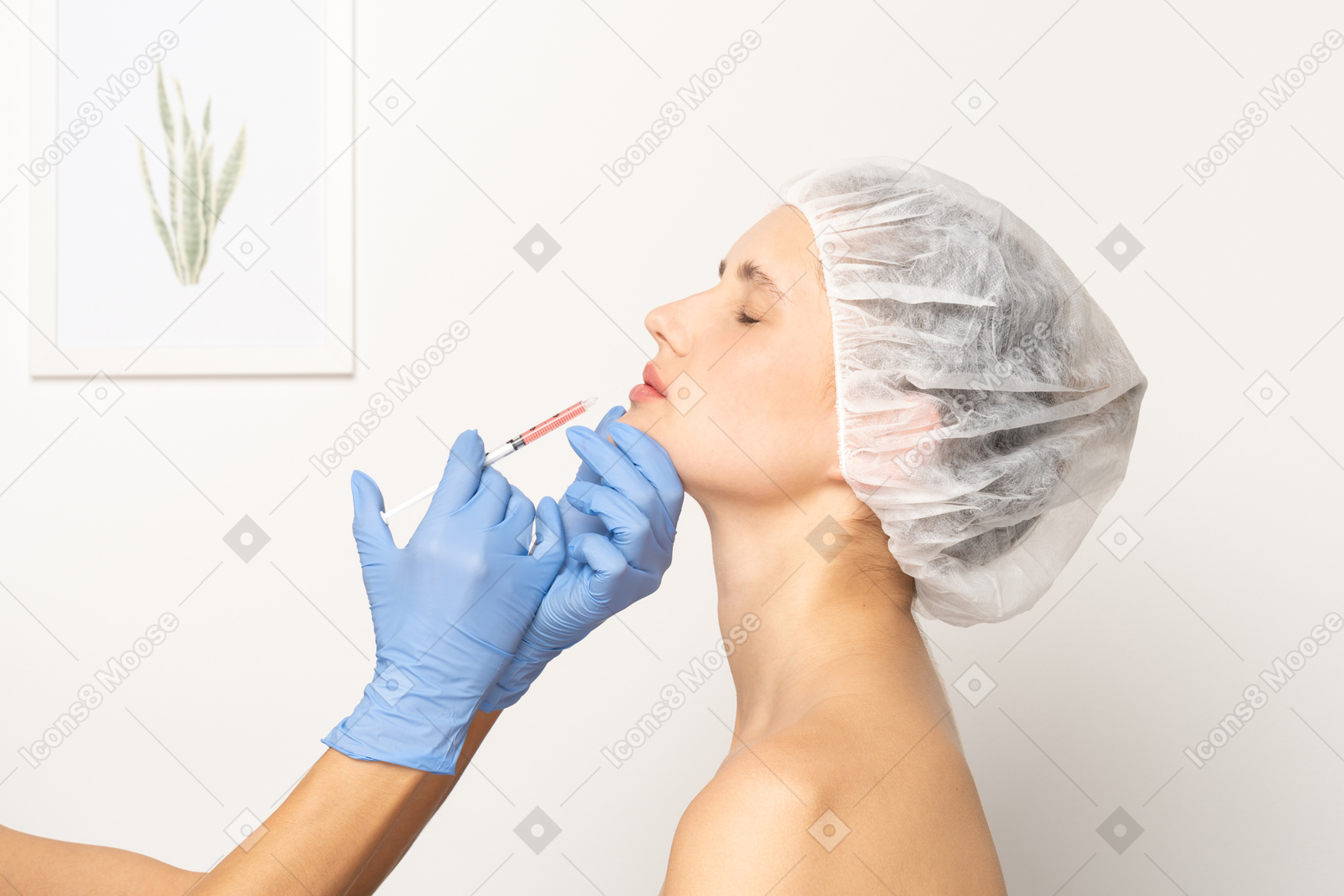Вид сбоку на женщину, получающую инъекцию ботокса
