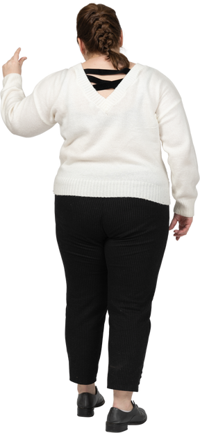 Vista posteriore di una donna grassoccia che gesticola