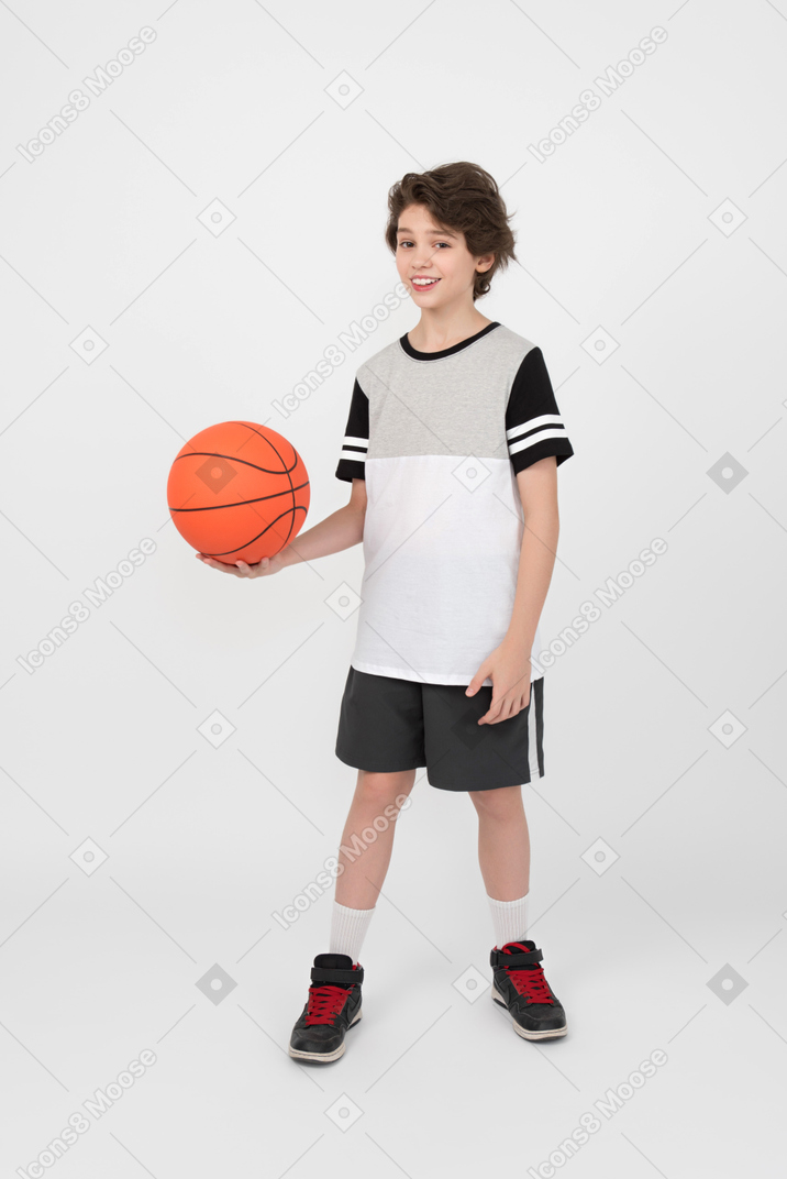 男孩抱着一个篮球球