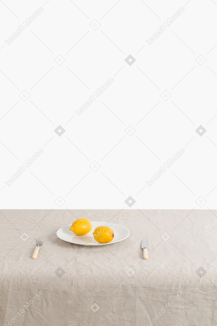 柠檬和叉子和刀子在桌子上