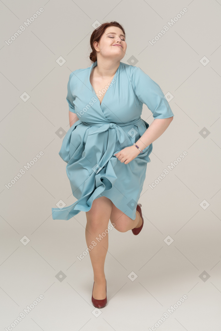 Femme heureuse en robe bleue