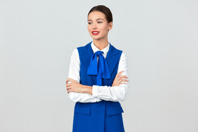 Bellissimo assistente di volo in uniforme blu