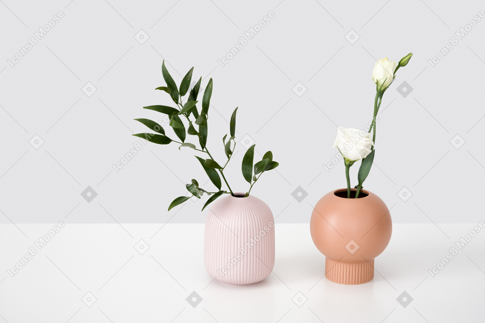 Vases en céramique avec branche verte et eustoma blanc