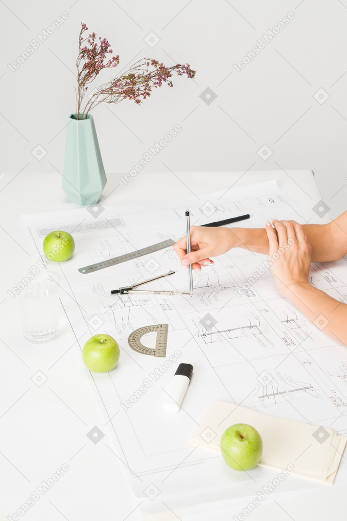 Архитектор руки работает над планом