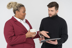 Colegas discutiendo el trabajo