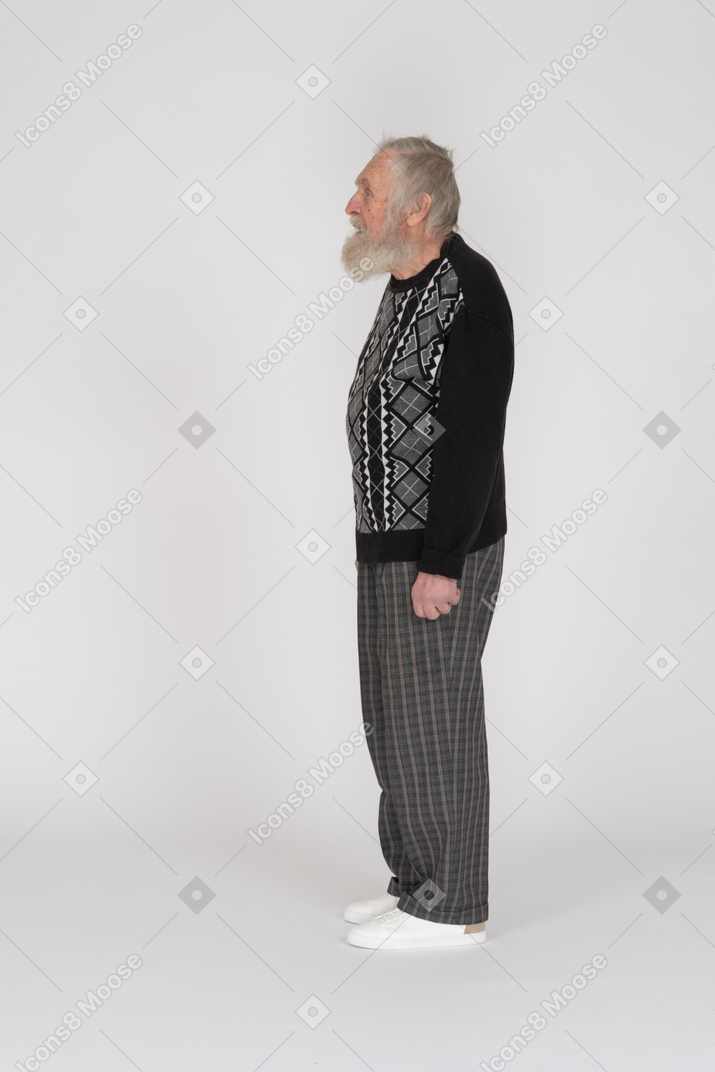 Vista lateral de un anciano con barba de pie