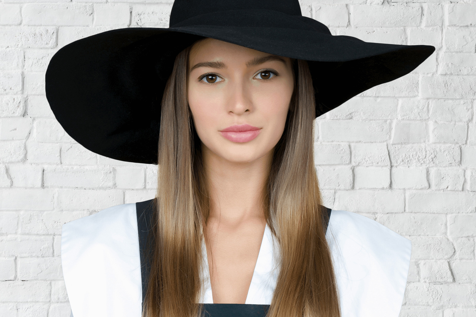 Person wears a black hat with a white shirt Photo