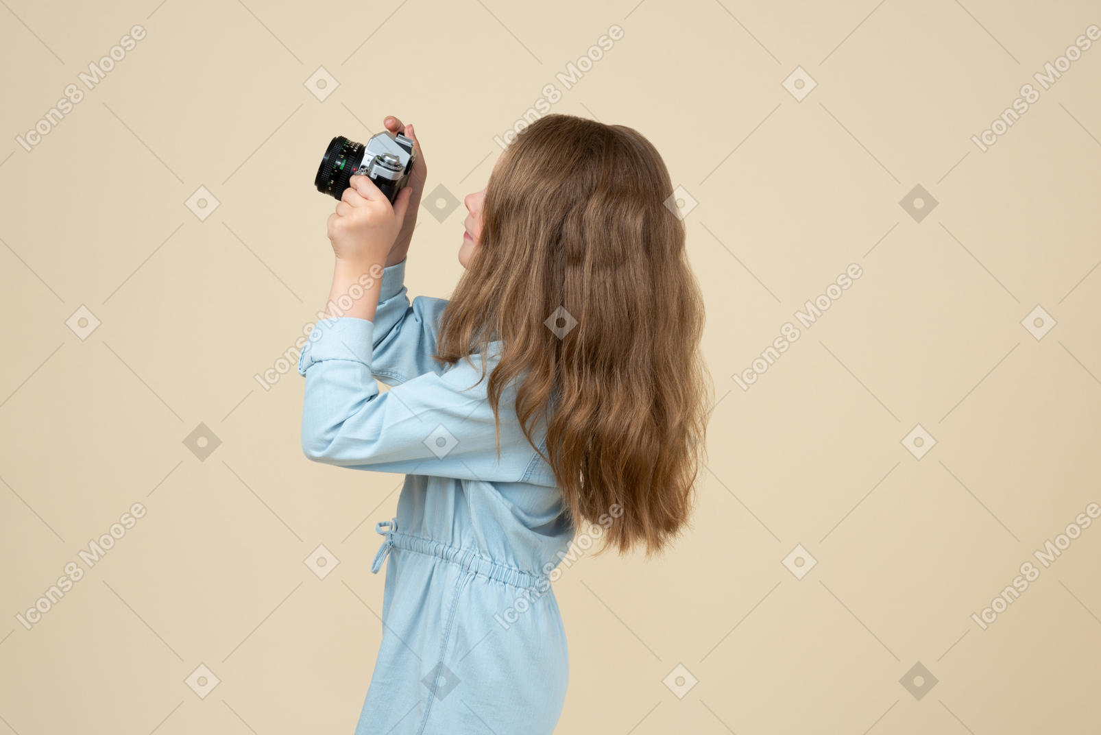 Милая маленькая девочка с фотоаппаратом
