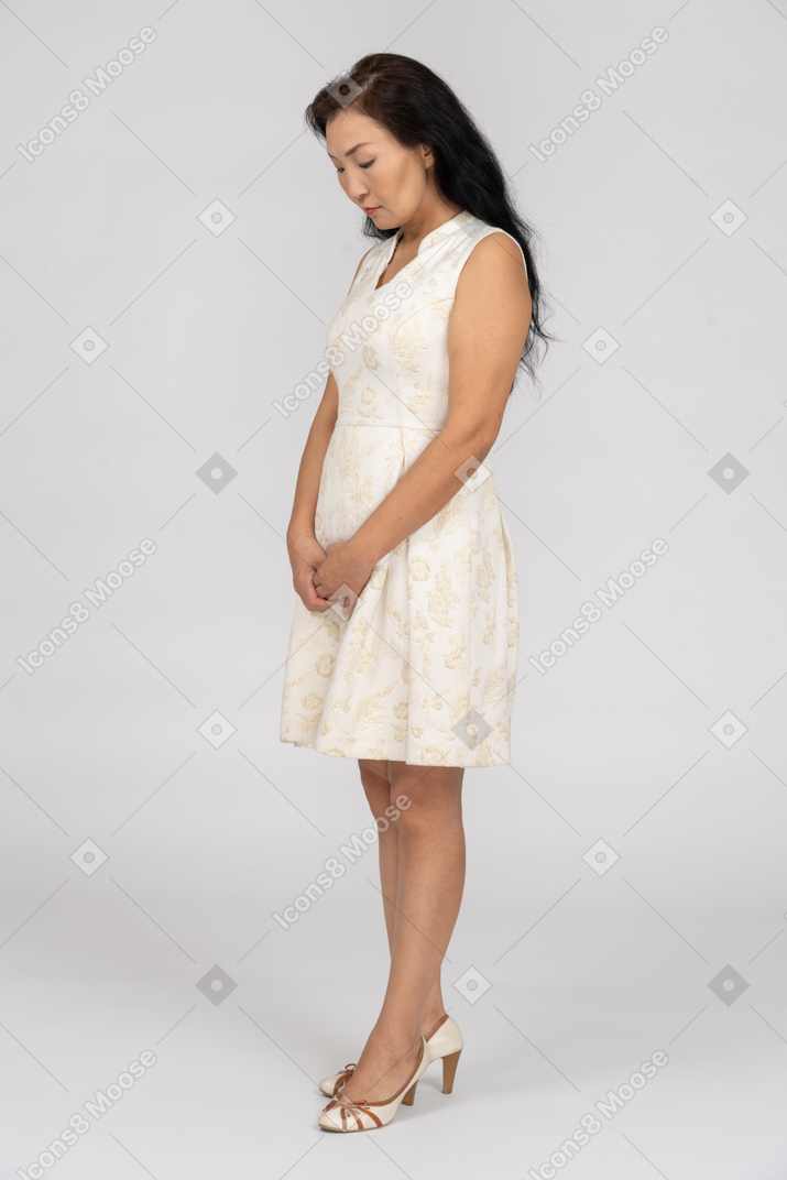 Donna in bel vestito in piedi