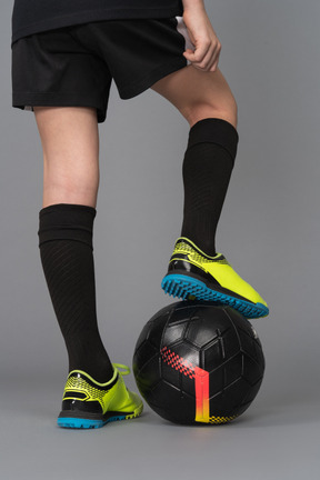 Close-up das pernas de um jogador de futebol