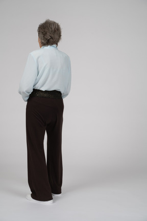 Vista posteriore di tre quarti di una donna anziana