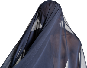 Vista frontal de um jovem afro coberto com um xale azul escuro