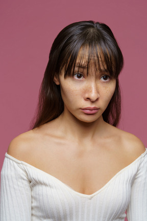 Vue de trois quarts d'une triste jolie femme d'âge moyen à côté