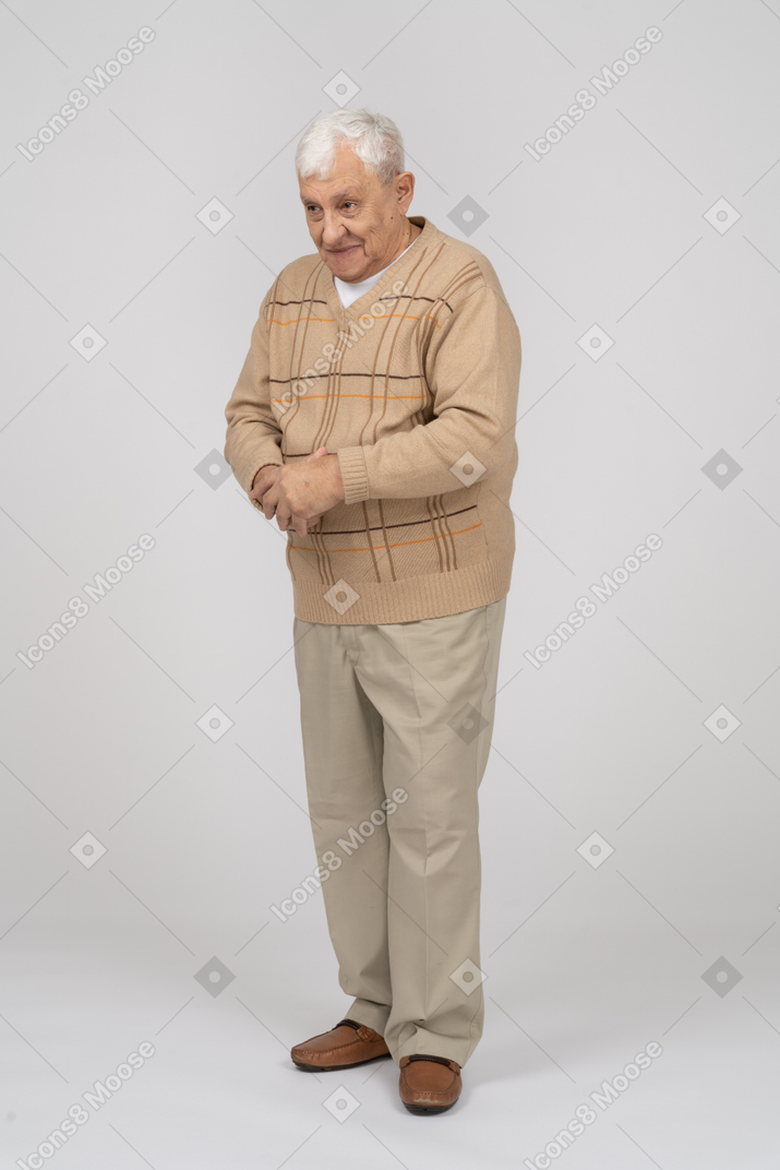 Vista frontale di un vecchio felice in abiti casual