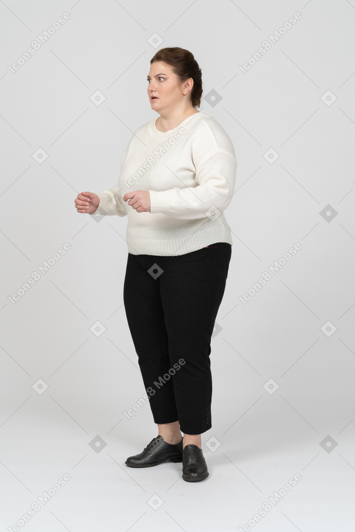 Mulher gordinha de suéter branco pronta para lutar