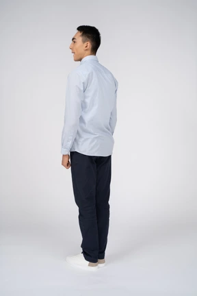 Uomo in abiti casual in piedi