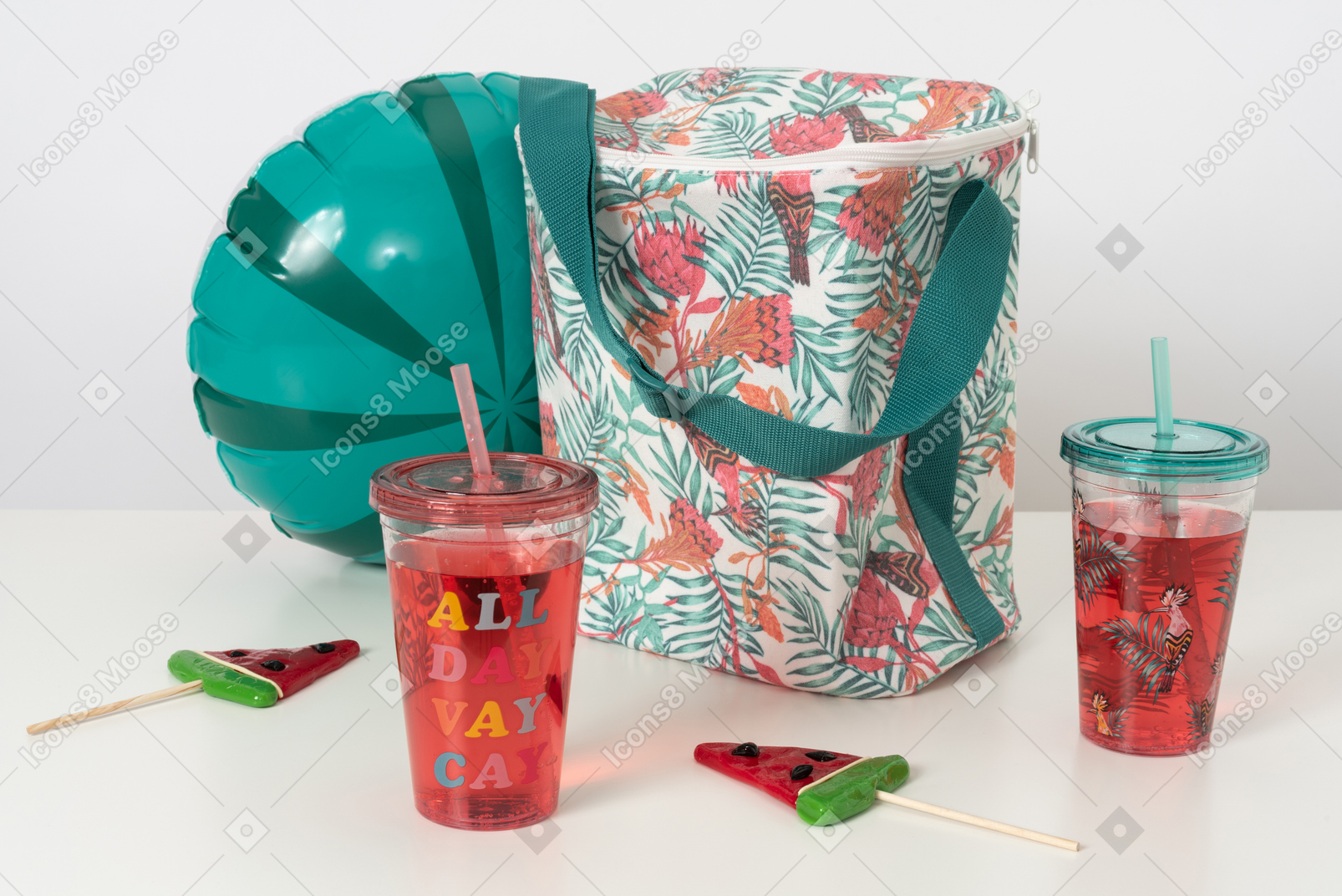 A thermal bag with food for a picnic, an inflatable toy to have some fun in water and drinks on top of all of that, as the best recipe for a hot summer day off