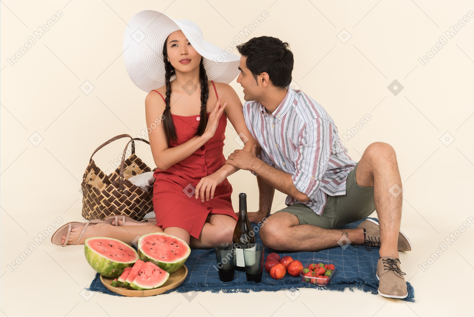 Jovem casal interracial fazendo piquenique e jovem parece não gostar de algo