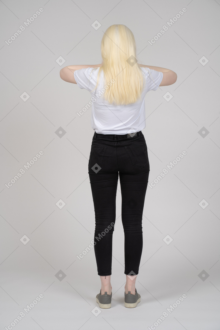 一个长发女人用手压头的背影