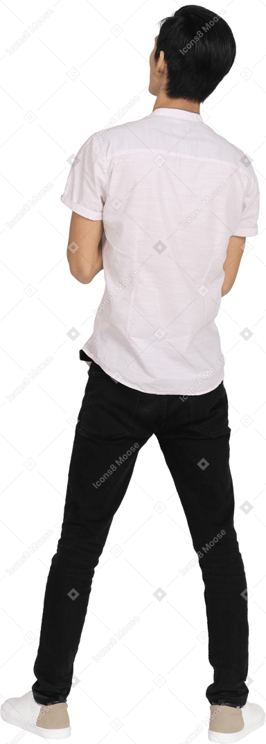 Hombre en ropa casual de pie