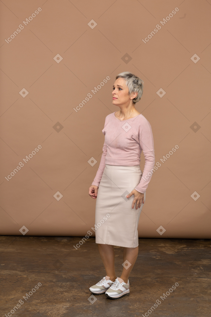 Vista frontal de uma mulher pensativa em roupas casuais
