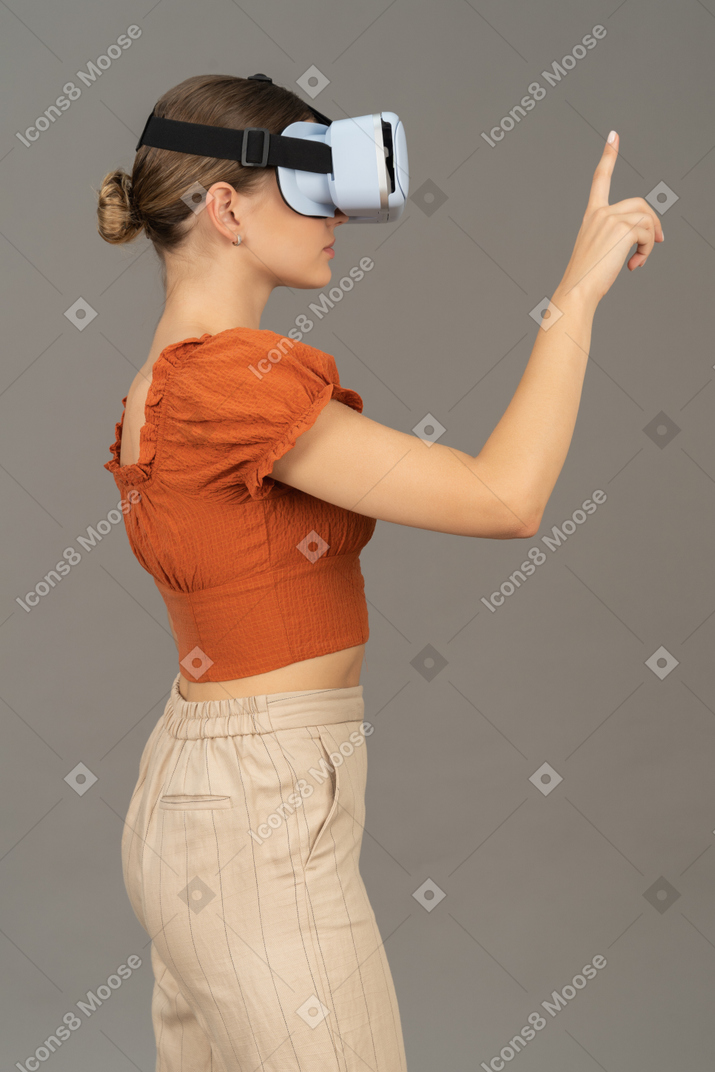 Vue latérale d'une jeune femme dans un casque vr