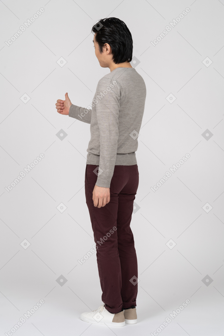 Homme en tenue décontractée debout