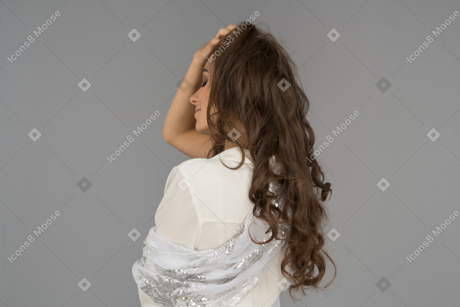 Morena de cabelos longos, ajustando o cabelo de volta para a câmera