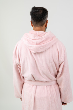 Mann in rosa robe wandte sich wieder der kamera zu