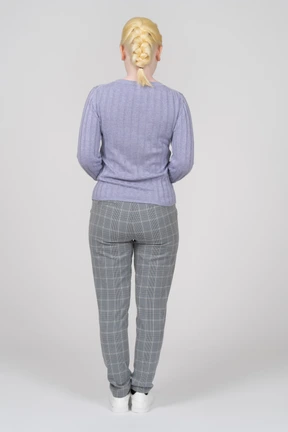 Vista trasera, de, un, mujer, en, ropa casual