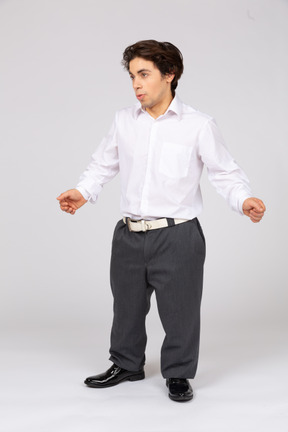 Jeune homme en chemise blanche écartant les bras