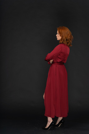 赤いドレスを着たジンジャーの若い女性