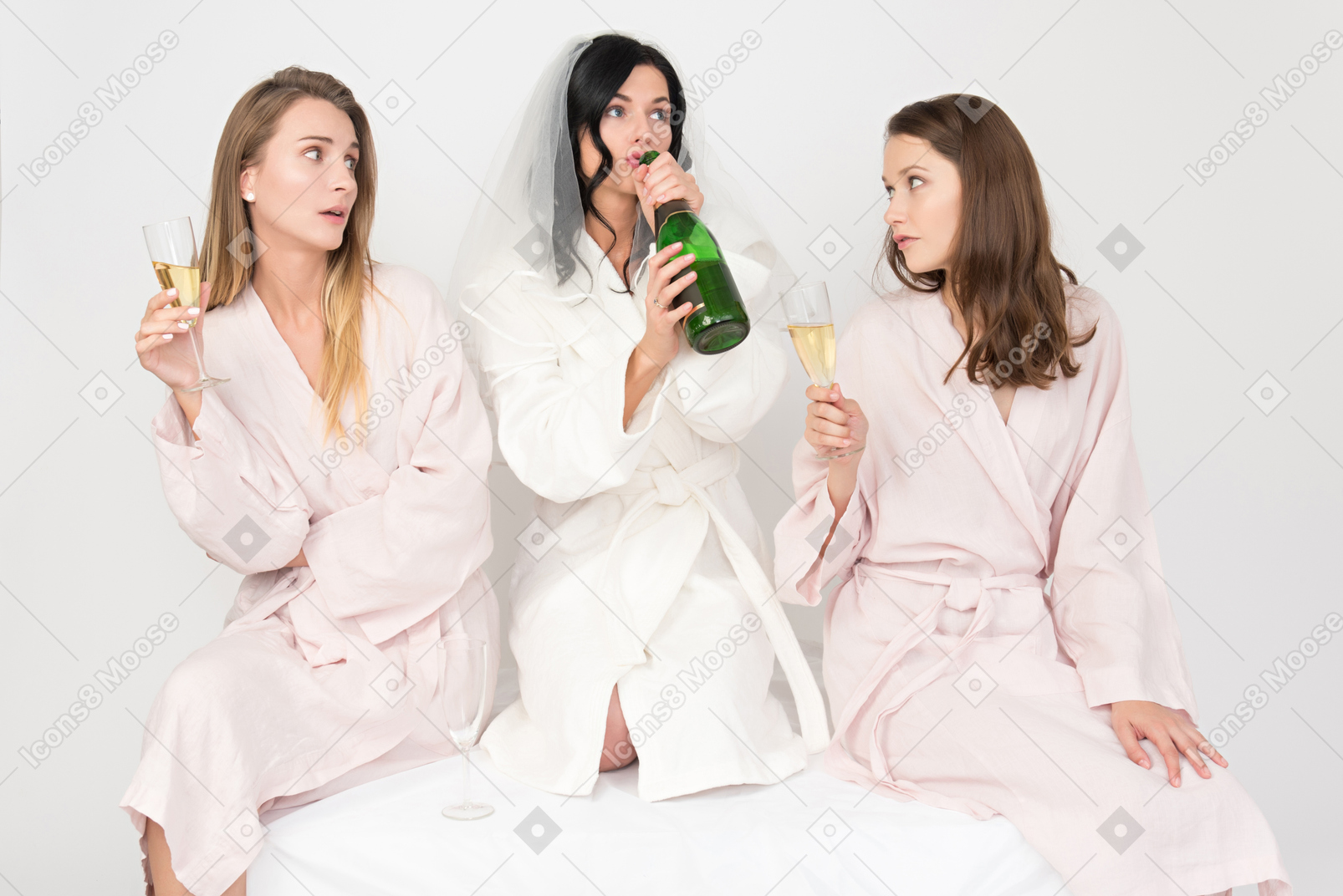 Damas de honor bebiendo champán y novia bebiendo directamente de la botella