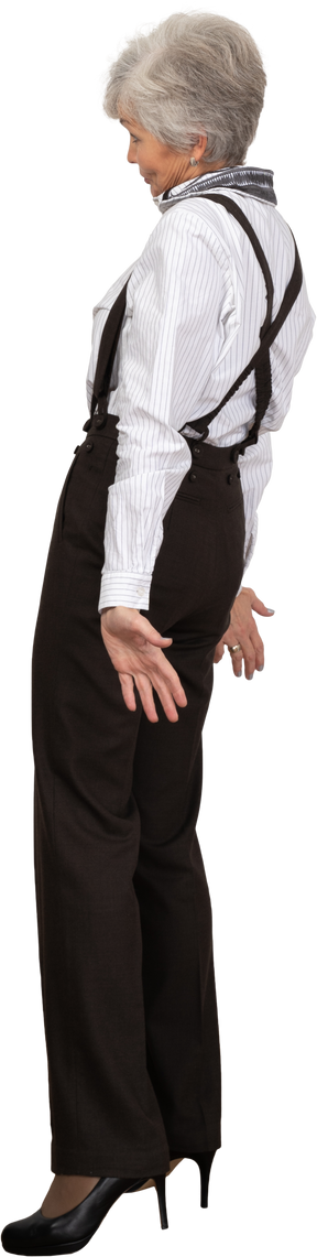 Vista lateral de una anciana descuidada en ropa de oficina extendiendo sus manos