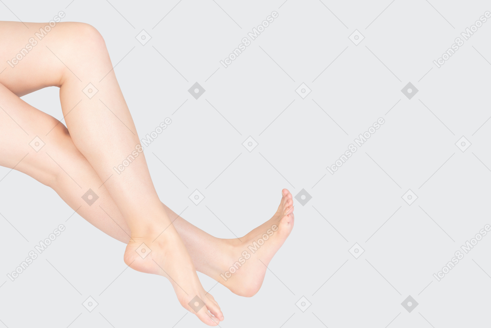 拍摄的交叉的女性双腿