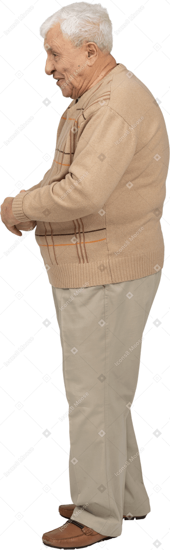 Vue latérale d'un vieil homme heureux dans des vêtements décontractés