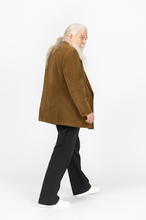 一位老人走路的肖像