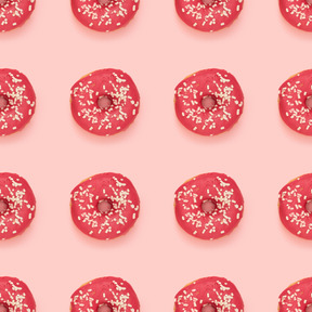 Donas glaseadas sobre fondo rosa