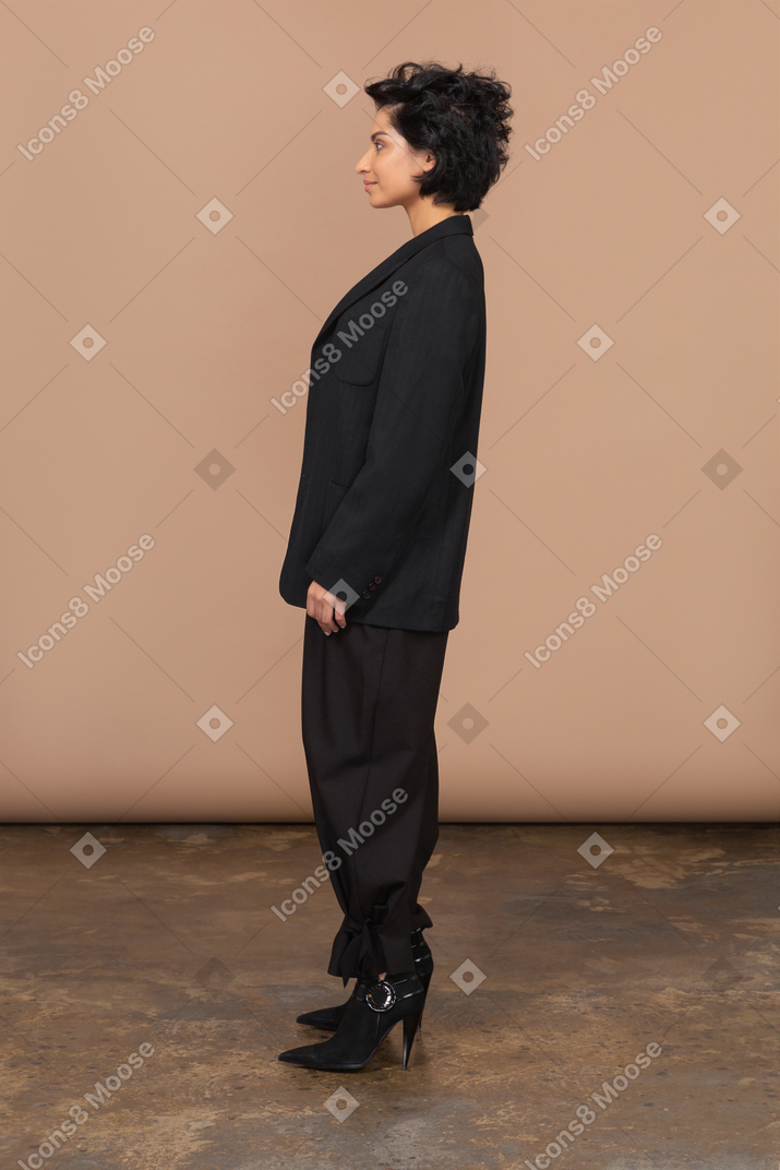 Seitenansicht einer geschäftsfrau, die schwarzen anzug trägt