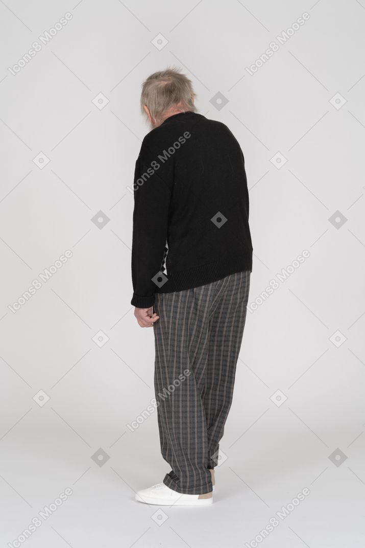 Rückansicht eines alten mannes im schwarzen pullover