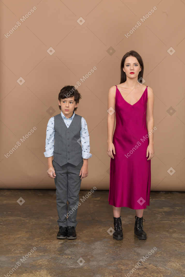 Vista frontale di un ragazzo in giacca e una giovane donna