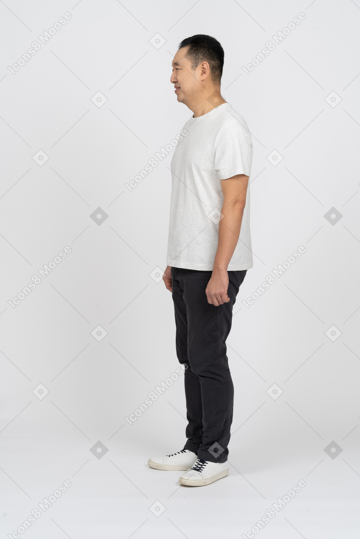 Homme triste en vêtements décontractés debout de profil