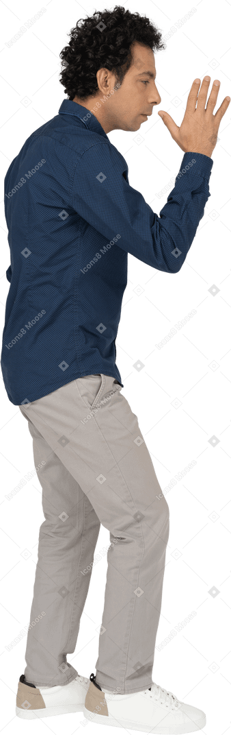 Vista laterale di un uomo in abiti casual che dà una mano per scuotere