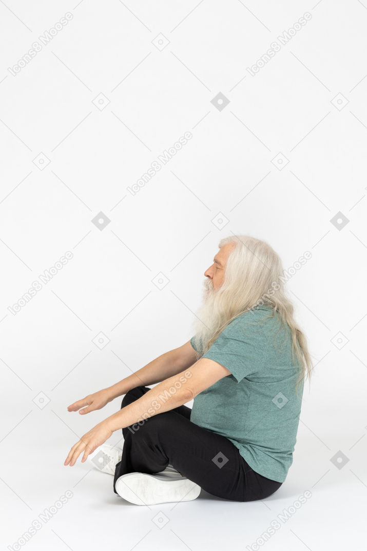 Vista lateral del anciano meditando