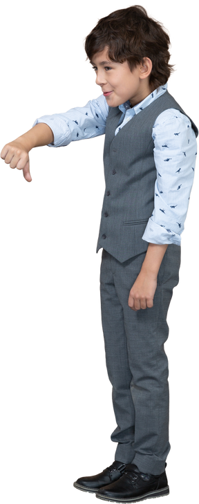 아래로 엄지손가락을 보여주는 회색 양복에 소년의 측면 보기