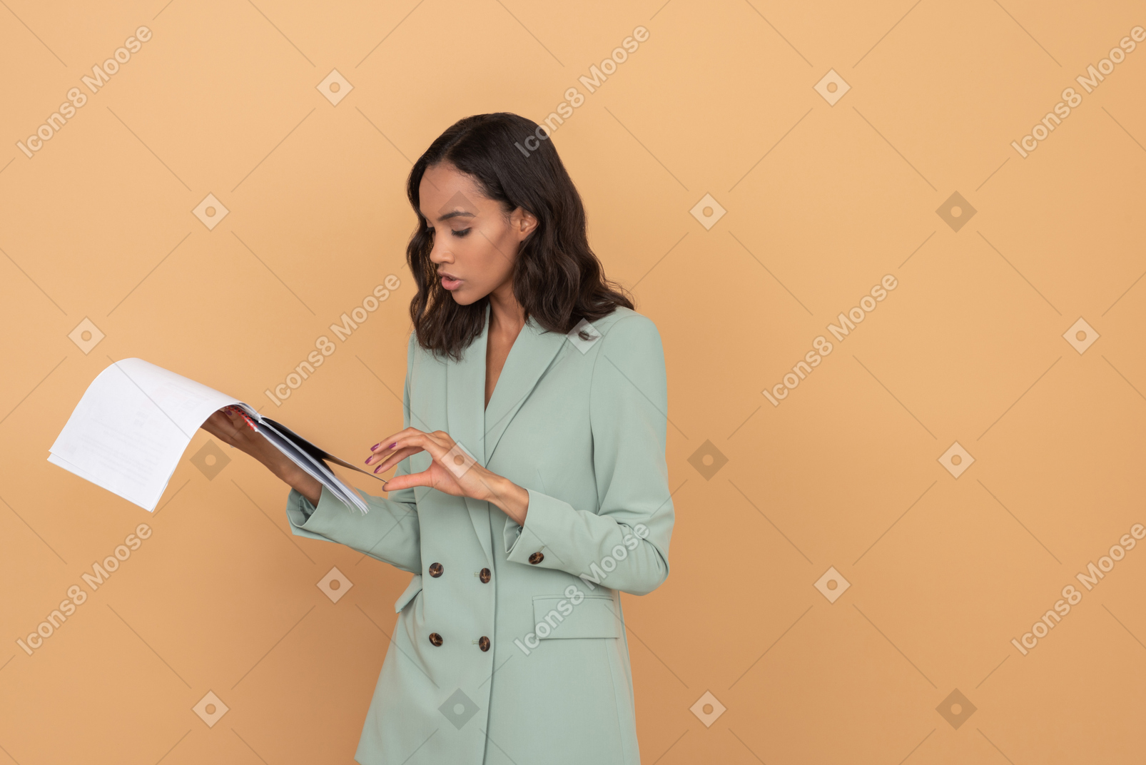 Impiegato attraente che legge un file