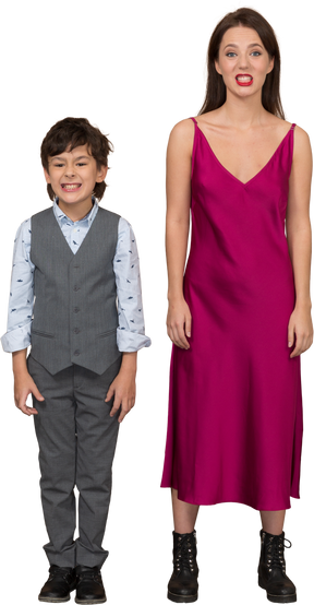 Vista frontale di un ragazzo e una donna sorridenti in abito rosso