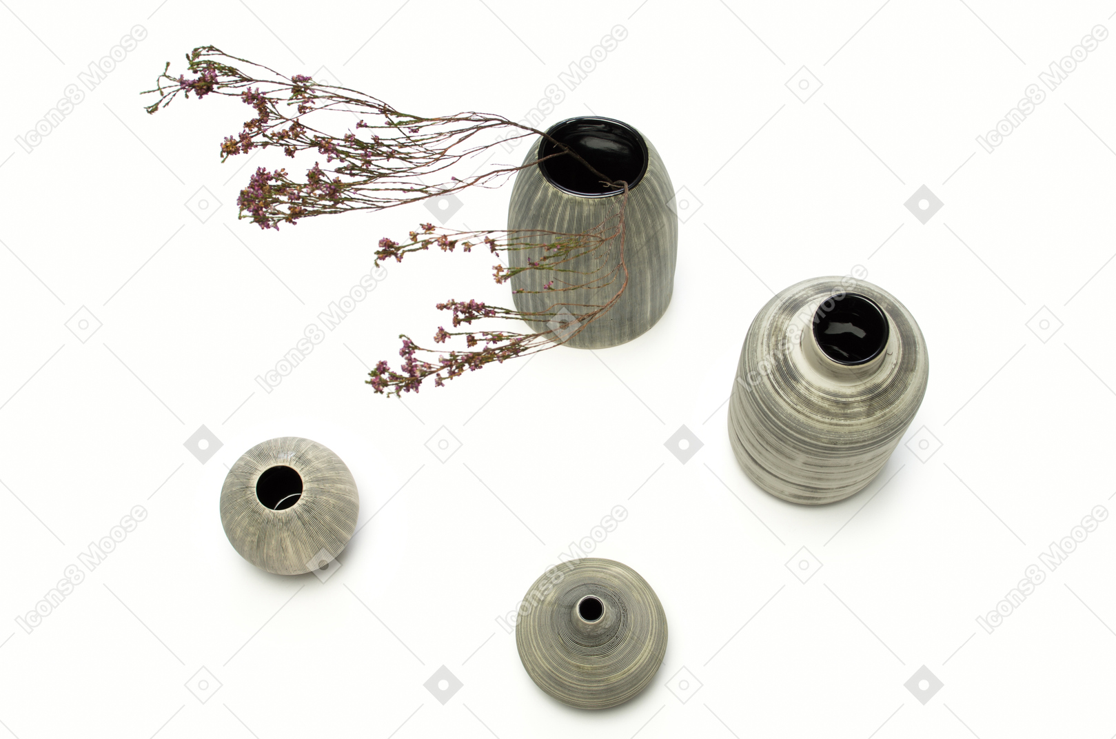 Vasos de cerâmica com flores secas